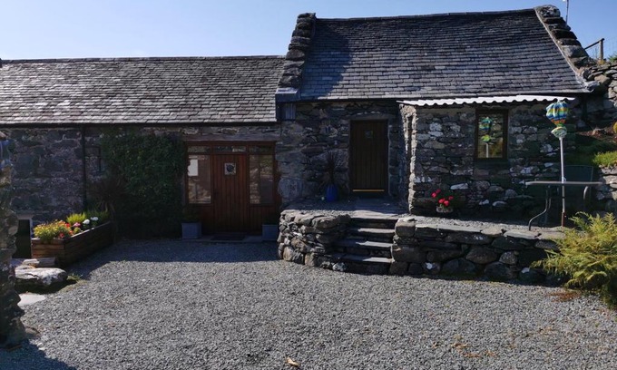 Llanbedr Apartment | Ty Gwennol near Gilfach Goch
