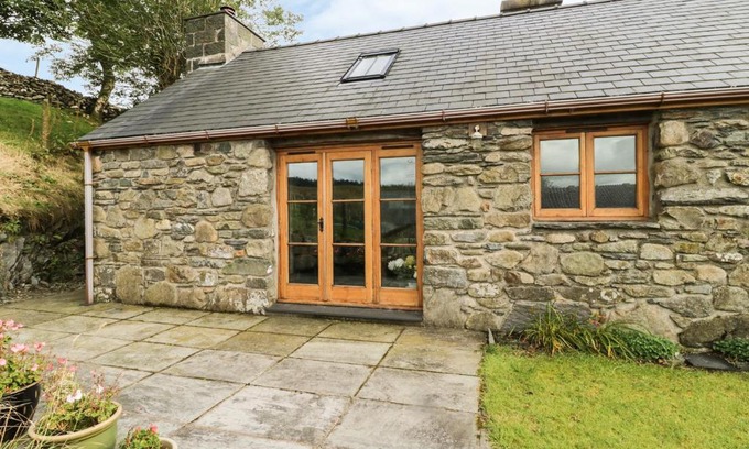Penrhyndeudraeth House | Ty Hir