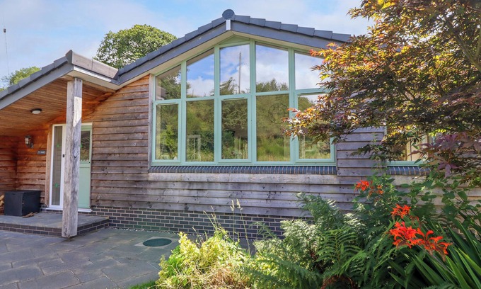 Llanfair Caereinion Cottage | TY ISAF, pet friendly, with open fire in Llanfair Caereinion