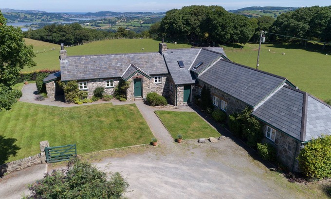 Eglwysbach Cottage | Ty Newydd is a period farmhouse on the Bodnant Estate