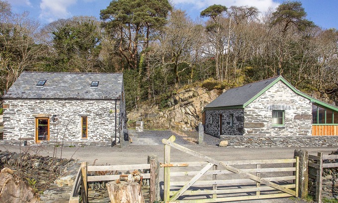 Penrhyndeudraeth Cottage | TYN LLWYN CORNEL ECO BARN, pet friendly, with open fire in Garreg