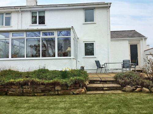 Edern House | Tyn Y Mur