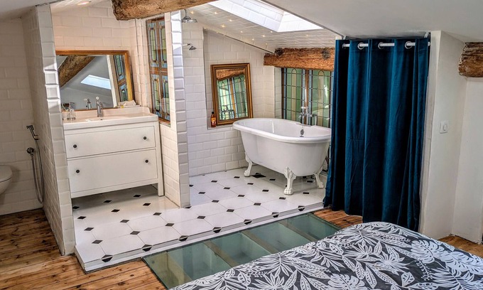Bacalan House | Typical Bordeaux House 1850 – Spacious, well-equipped, near Bordeaux, with gym and pool table