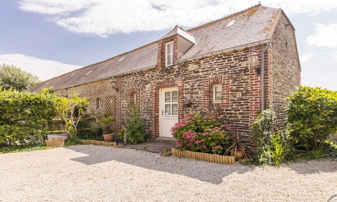 Barneville-Carteret Cottage | Typical house with terrace, near beach, pets allowed, parking, WiFi