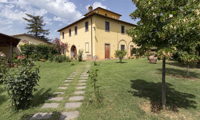Cortona Villa | Typical tuscan villa with private pool, set in the rolling hills of southern Tuscany a few kilometre