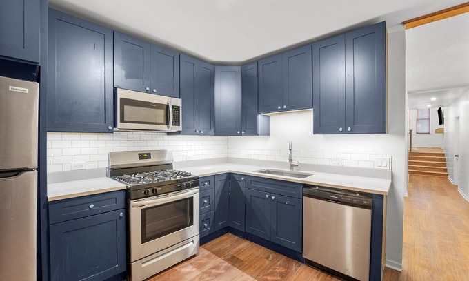 Pilsen Condo | UIC /Pilsen - Delightful 2 Bed 1 Bath Condo WITH FREE PARKINGnn