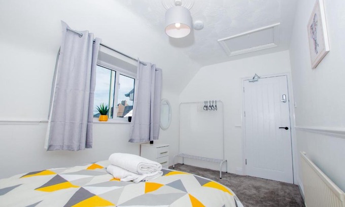 London Borough of Bromley House | Ultimate Comfort 4-Bedroom Property for 7 People