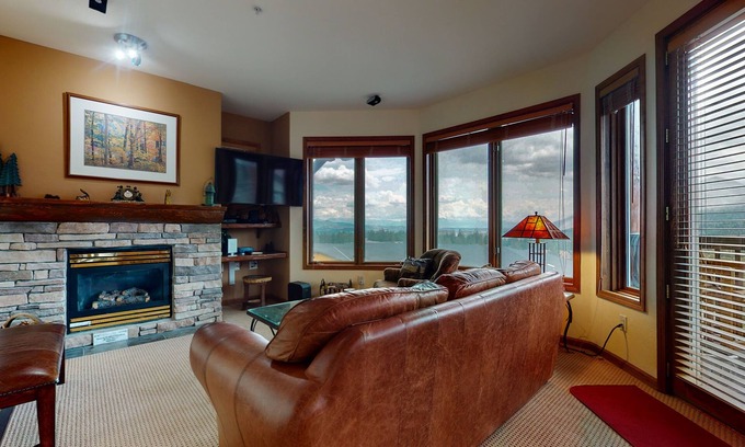 Mammoth Lakes Condo | Ultimate Summer Get-A-Way. Unbeatable Views, Private Laundry, Near Trails
