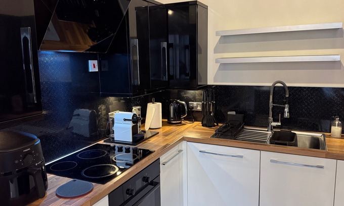 Leeds City Center Apartment | Ultra Central - Walk to it all - 4 Guests