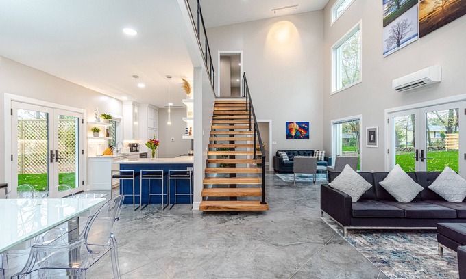 Columbia House | Ultramodern Net-Zero Briarwood Estate heart of Columbia MO