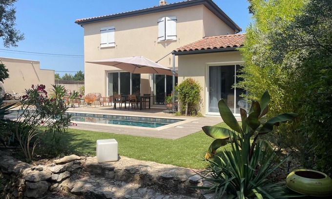 Les Angles Villa | Une Maison en Provence au Calme Avec Piscine sur les Hauteurs D'avignon