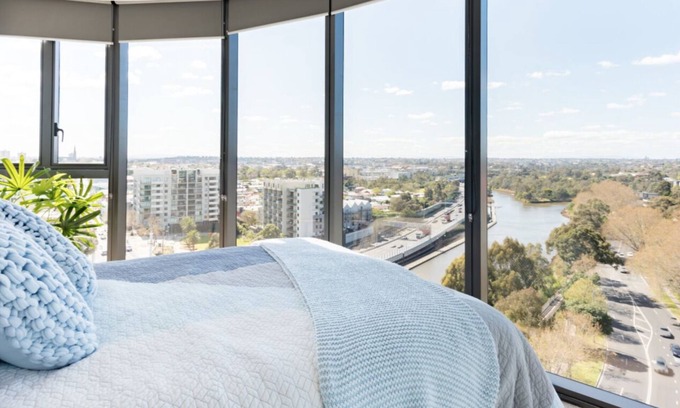 Cremorne Apartment | Uneasy views of the city and the river
