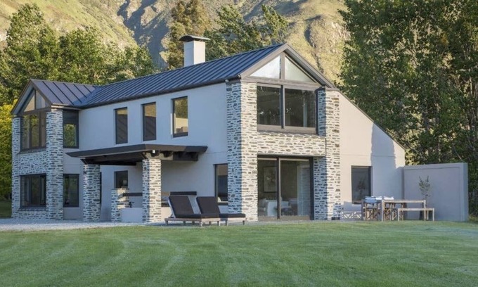 Kawarau Falls House | Uninterrupted Lake Views close to Ski Field