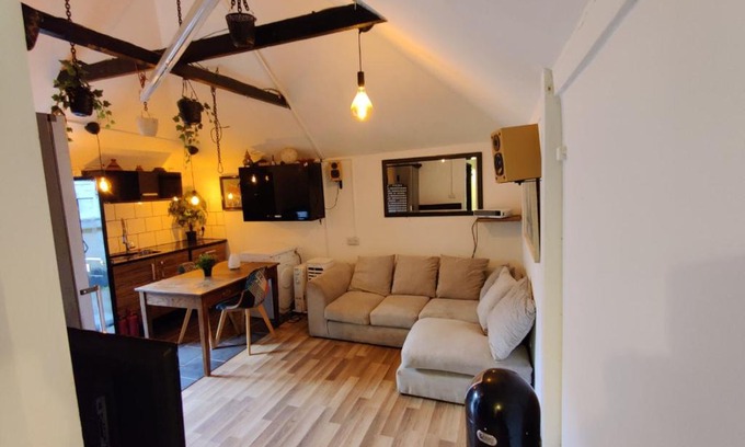 Stratford Apartment | Unique antique 2BR@Hackney canal