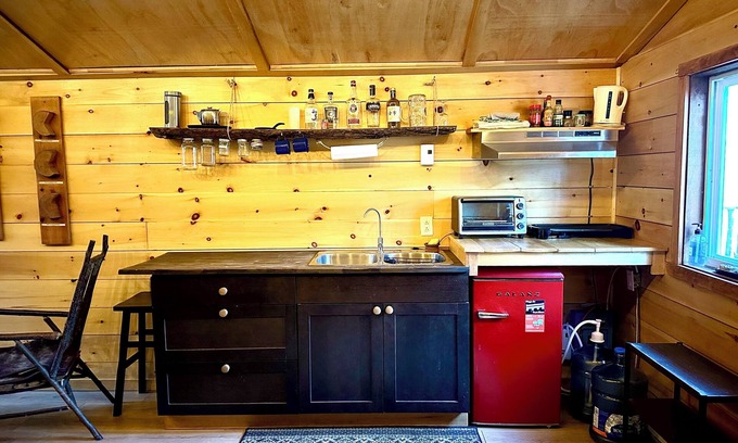 Mansfield-et-Pontefract Cabin | Unique cabin perched high with white pine trees