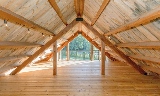 Washougal Cabin | Unique Cabin with family size living & huge covered deck area