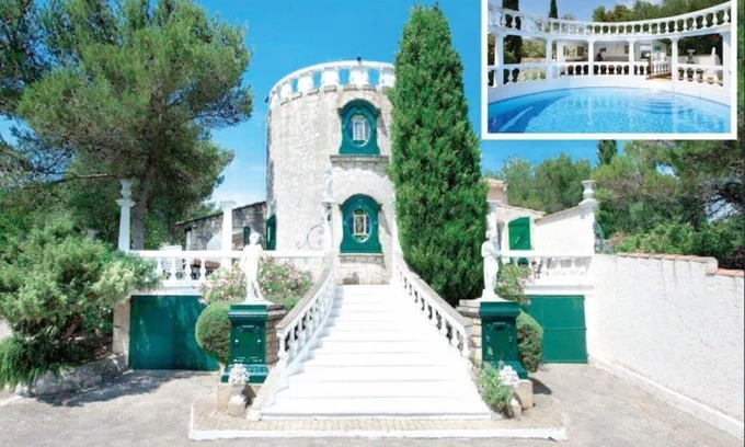 Beaucaire Villa | Unique hilltop villa in Provence, stunning private pool, 6+bdrms + optional gite