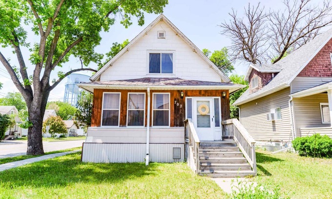Roosevelt House | Unique Two Story with a Vintage Flare
