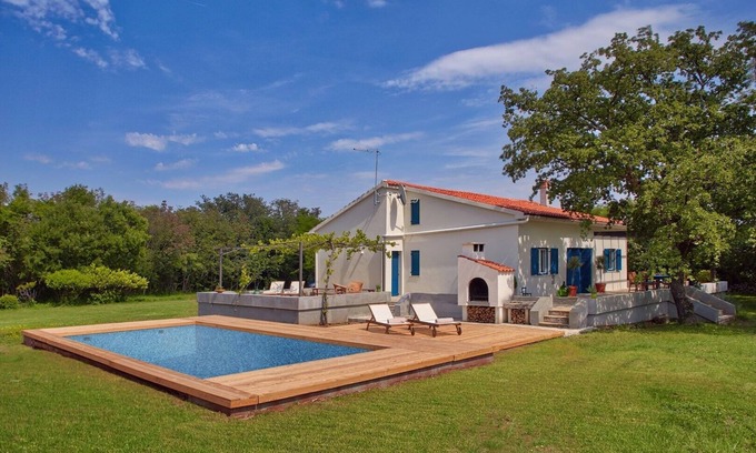 Garica Villa | Unique Villa Majavec with Large Garden and Pool