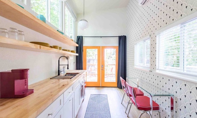 Central East Austin House | Unique Vintage Vibes - Cozy Tiny Home close to UT!