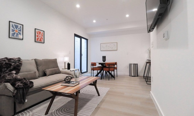 Shaw Condo | Unit 1: Stylish Studio w/King bed+ Sofa Bed