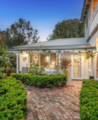 Queenscliff Apartment | Unit 2 Spring Hill Holiday Units - Pet friendly