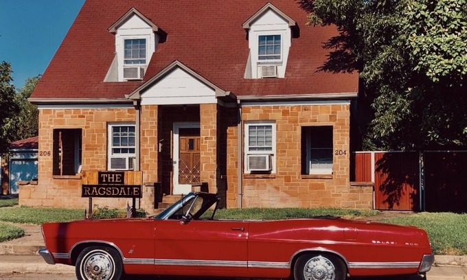 San Saba Apartment | Unit 206, a 1946 historic Triplex bungalow style apartment of approx. 800 sq ft.