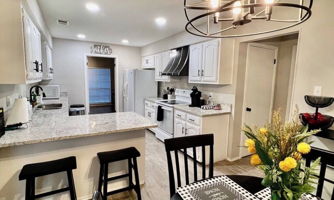 Universal City House | Universal City 4BR Furnished Relocation Housing Randolph AFB Wi-Fi Washer/Dryer