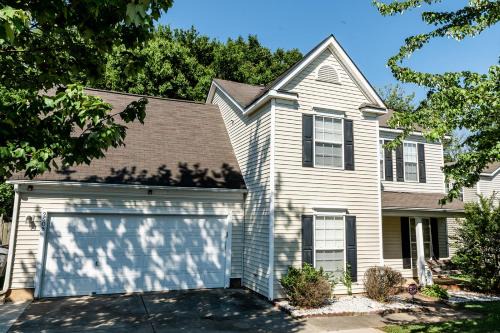 Charlotte House | University Escape with hot tub and fire pit