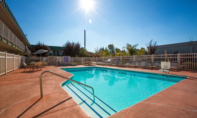 Raisin Hotel | University Inn