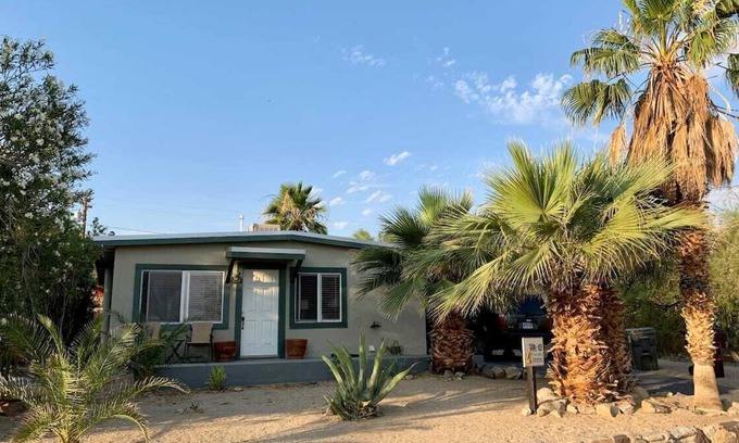 Twentynine Palms House | Unobstructed MOUNTAIN VIEWS, 3 minutes to Joshua Tree NP.