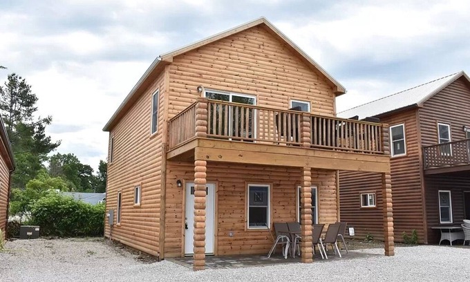 Ashtabula Cabin | Unplug and unwind at this cottage on Lake Erie bluff