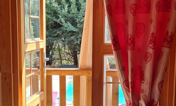 Aups Cabin | Unusual fully air-conditioned accommodation in the Verdon with free parking and swimming pool
