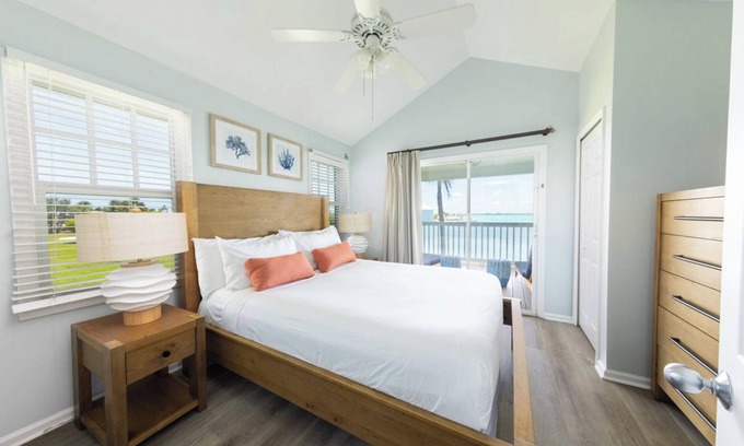 Marathon Hotel | Unwind and Relax! Amazing Unit w/Spacious Living Room, Balcony, Onsite Pool