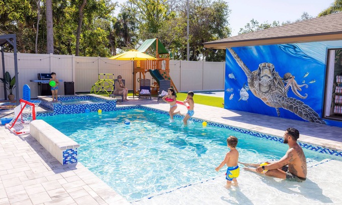 West Bradenton House | Unwind w/Pickleball, Hot Tub & More, 9 Min AMI