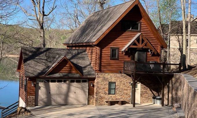 Big Creek House | Updated 3-bedroom home in LaFollette with large dock in Big Creek.