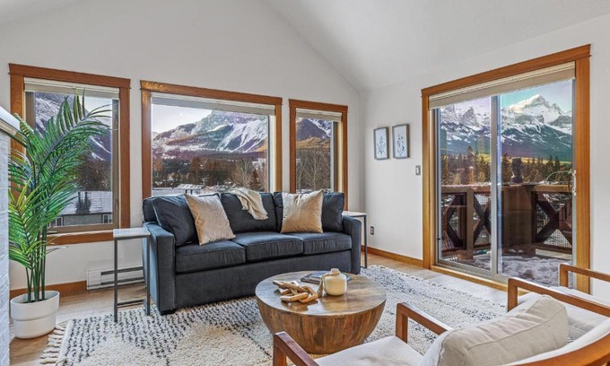 Canmore Apartment | UPDATED Attractive Downtown Condo! Sleeps 10, Hot Tub, Mountain Views managed by Little Sister Getaways