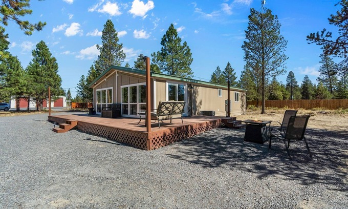 La Pine House | Updated Beauty has Queen Suite, Acreage, Pickleball Court and Peacocks!