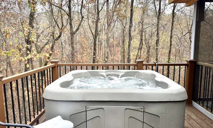 Counce Cabin | Updated Cabin with Hot Tub!