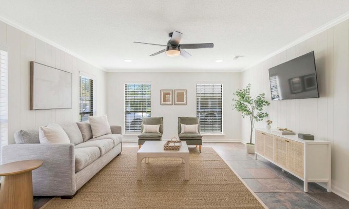 Lafayette House | Updated & centrally located 3 Bed