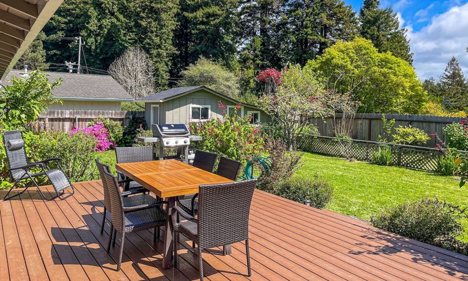 Arcata House | Updated coastal getaway with fast WiFi, deck, grill & full kitchen