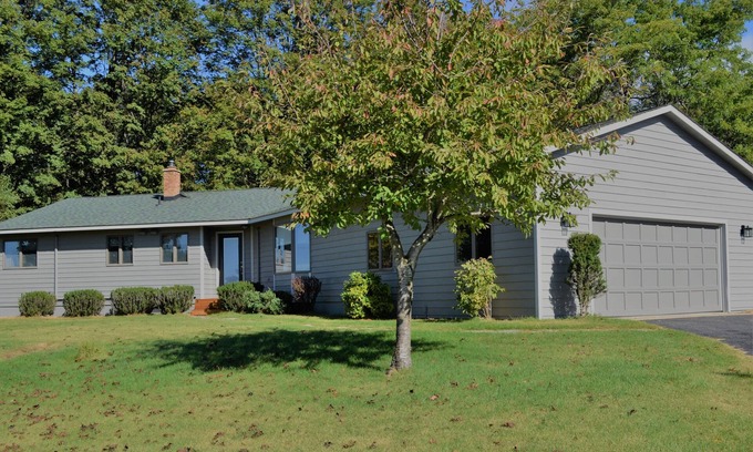 Thompsonville House | Updated, large Crystal Home on golf course. 5/5 rated.