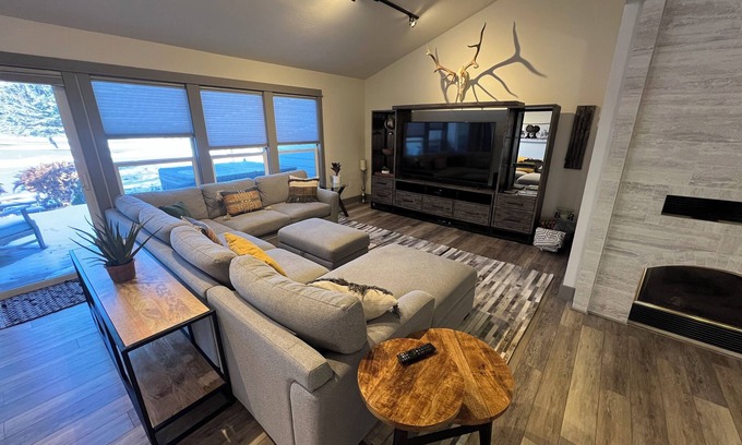 Bozeman House | Updated Luxury Golf CourseTownhome