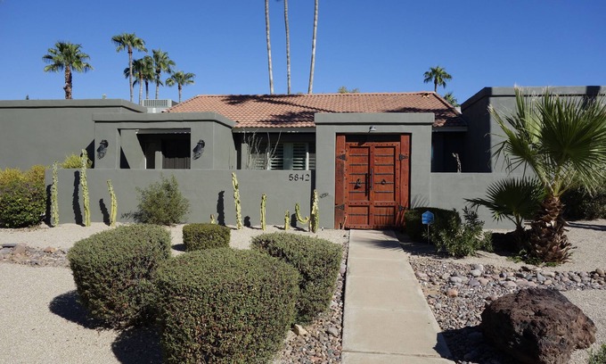 Avant House | Updated Luxury with Games and Pickleball. 7 passenger mini van available!