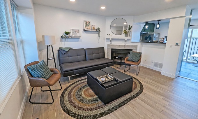 Worthington House | Updated Modern 2-BR Townhouse