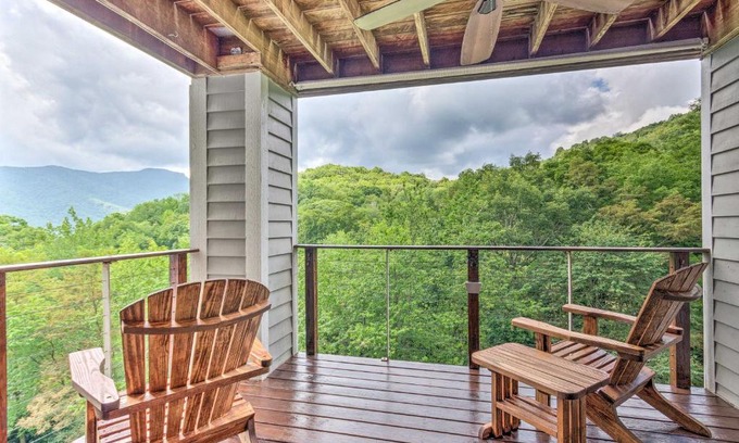 Seven Devils Apartment | Updated Seven Devils Condo with Deck and Mountain View