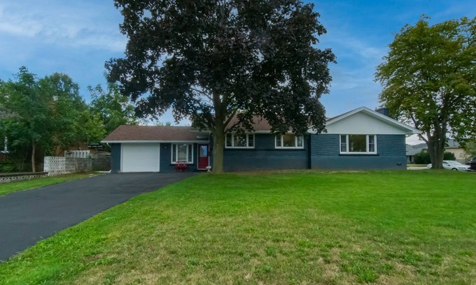 Grimsby House | Upscale 5 bedroom, 3 bath bungalow near the lake and wineries