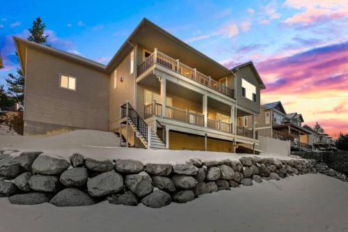 Latah Valley House | Upscale Huge Home 2 Decks w Views 2 Living Rooms