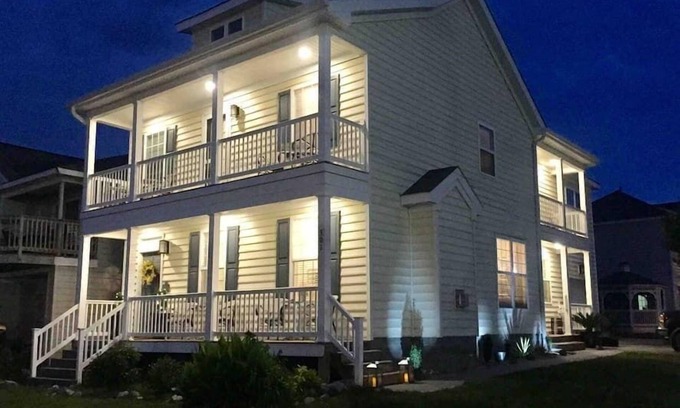Dam Neck House | UPSCALE Ideal location 4 beach vacay! H20 views!