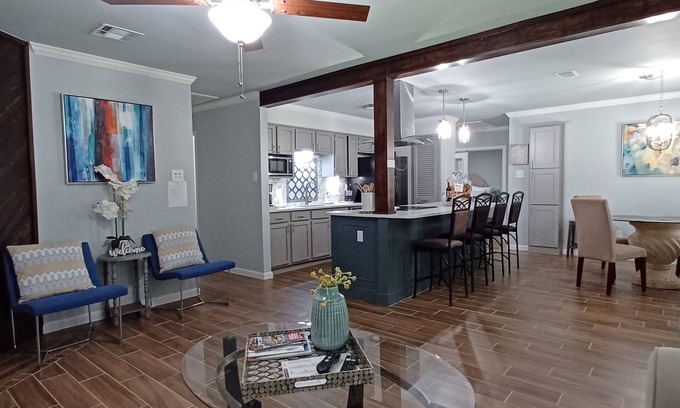 South Side House | Upscale, Modern Gateway